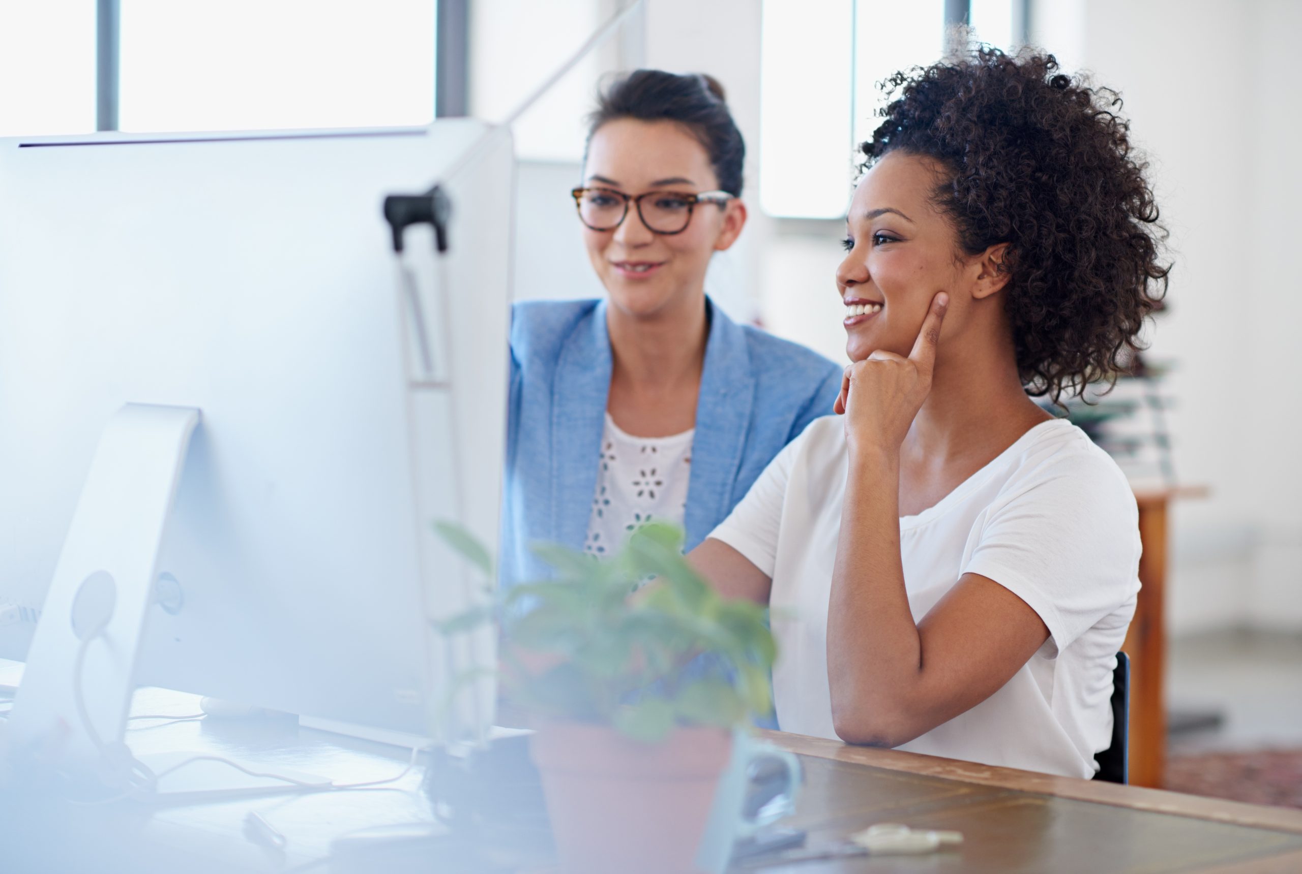 Rejoindre INEAD, aventure humaine et inspirante. INEAD, organisme de formation à distance. Offre emploi interne chez INEAD. Deux femmes travaillant sur un programme de formation sur un ordinateur.