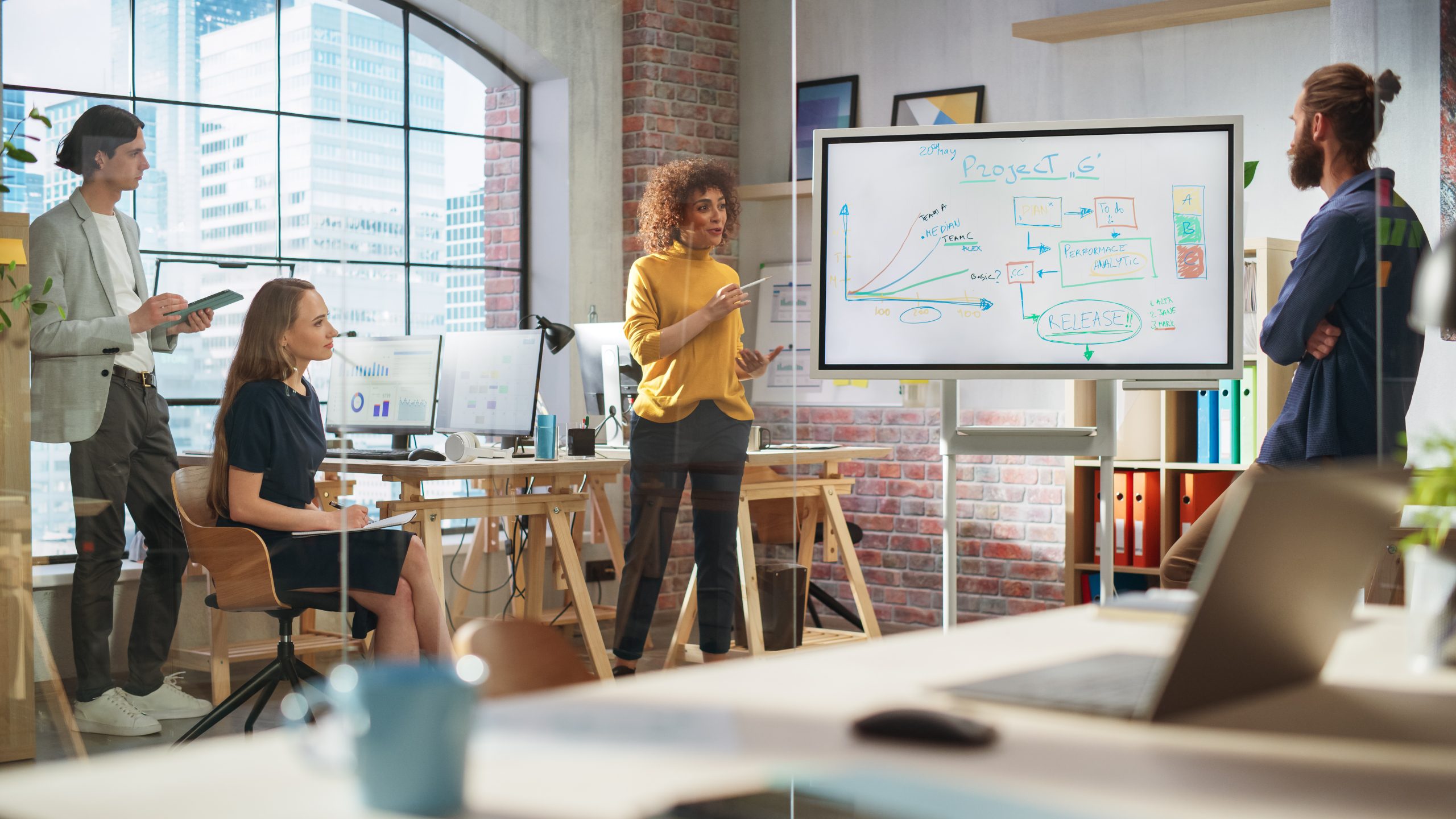 Bannière pour le domaine de formation en Communication et Marketing. Équipe en brainstorming.