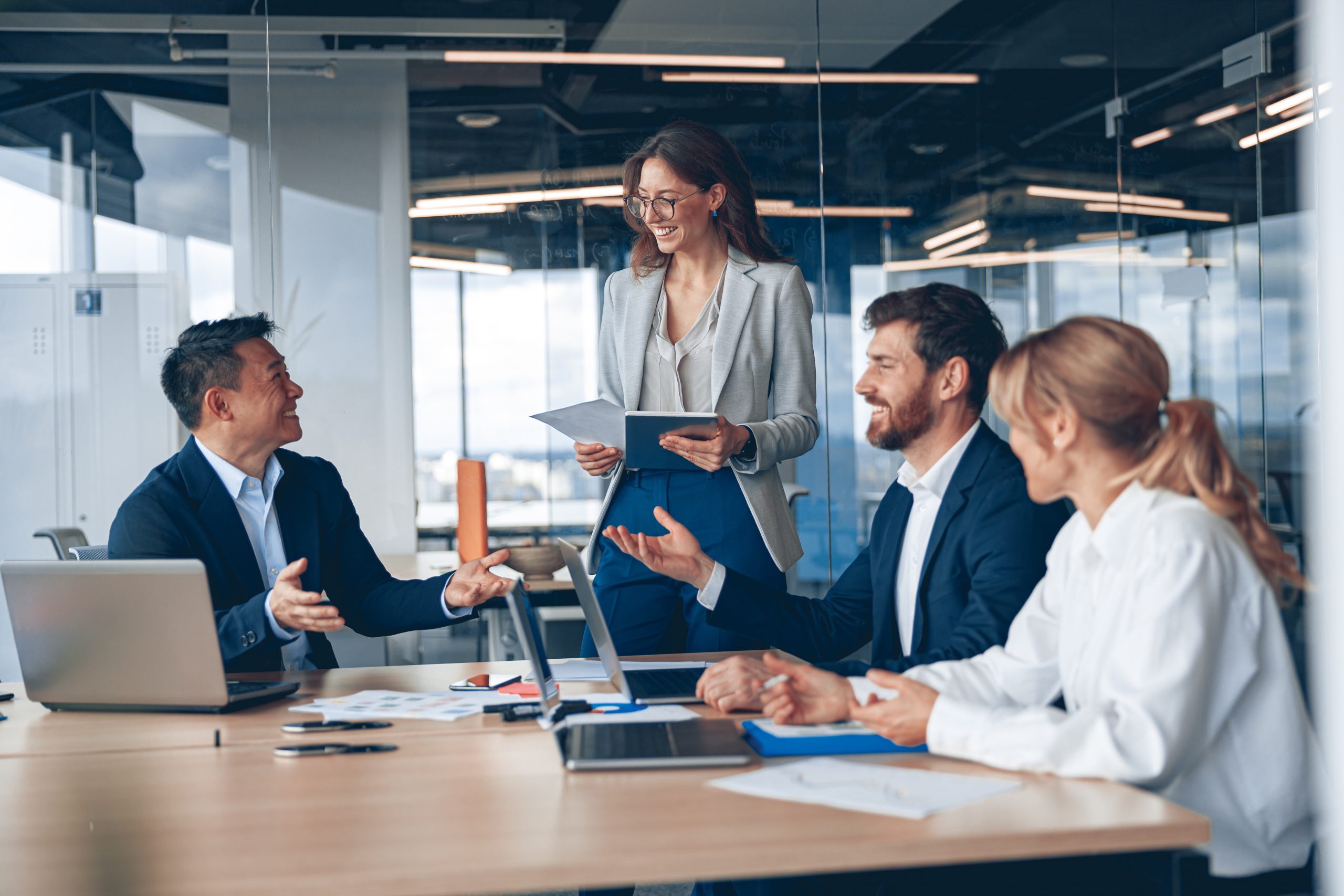 Bannière pour le domaine de formation en Management et Gestion d'Entreprise. Équipe en réunion.