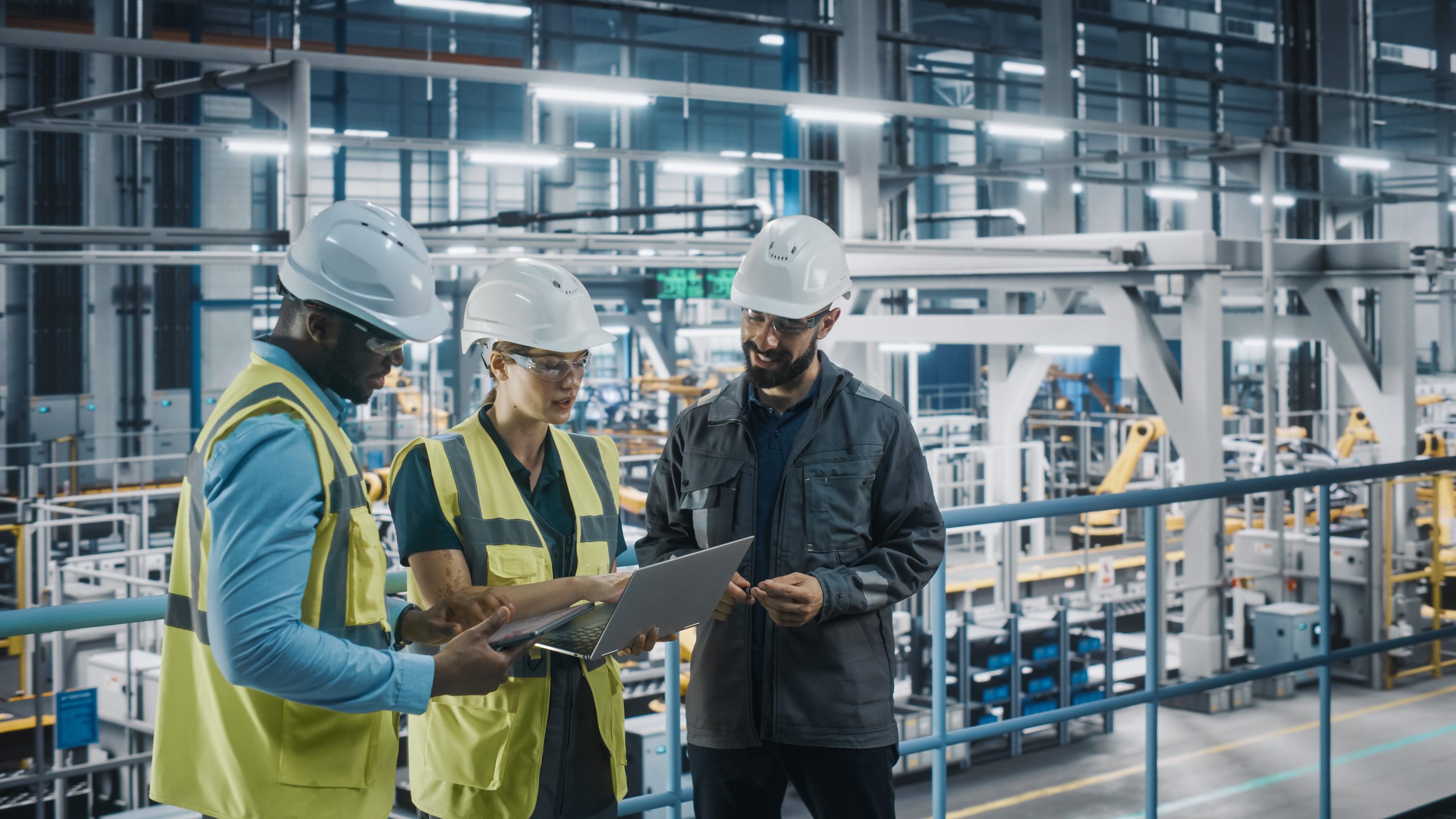 Bannière pour le domaine de formation en Logistique et Supply Chain. Équipe en train de vérifier la chaine de production dans une usine.