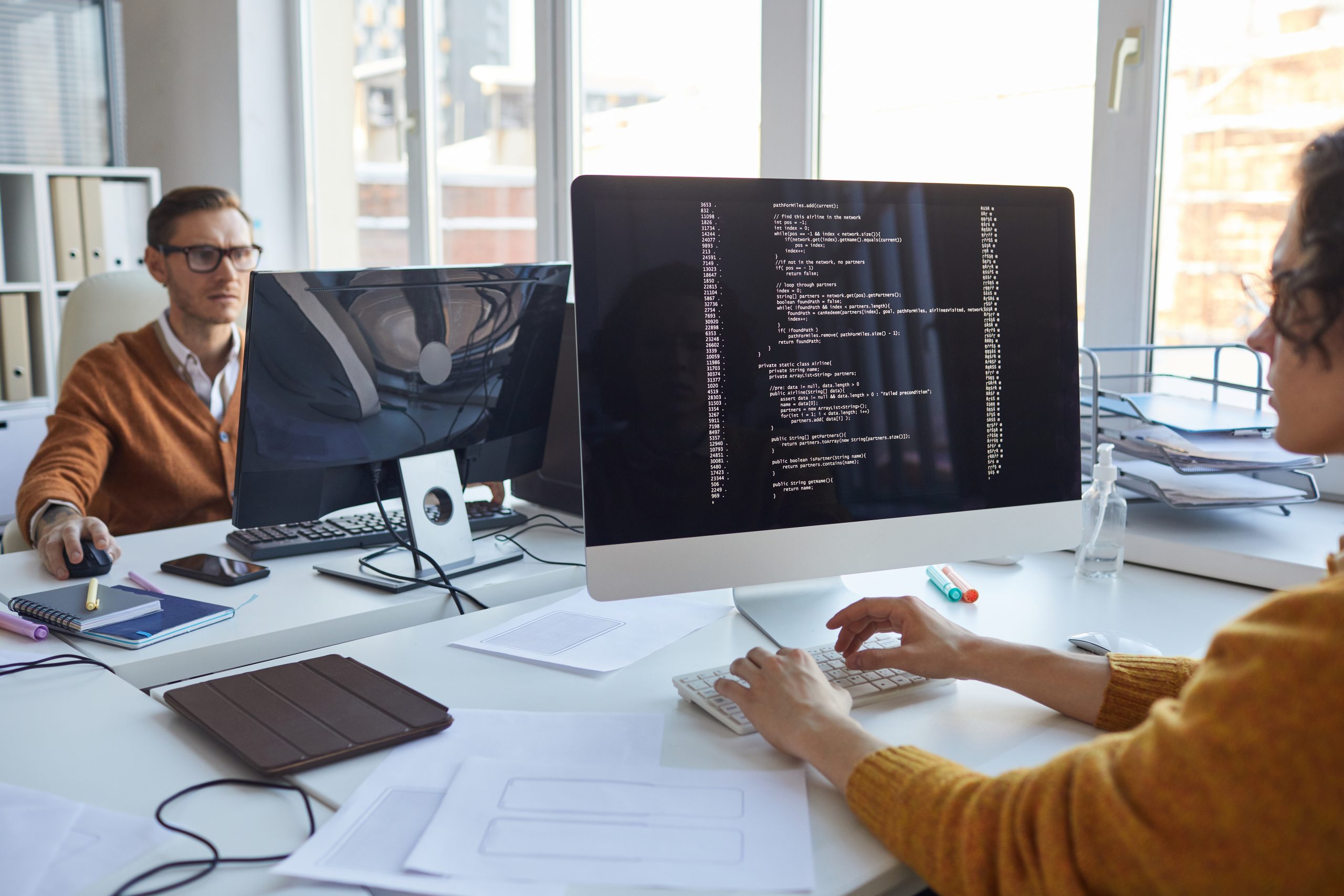 Bannière pour les formations en Web et Informatique : deux programmeurs écrivent du code sur leur ordinateur.