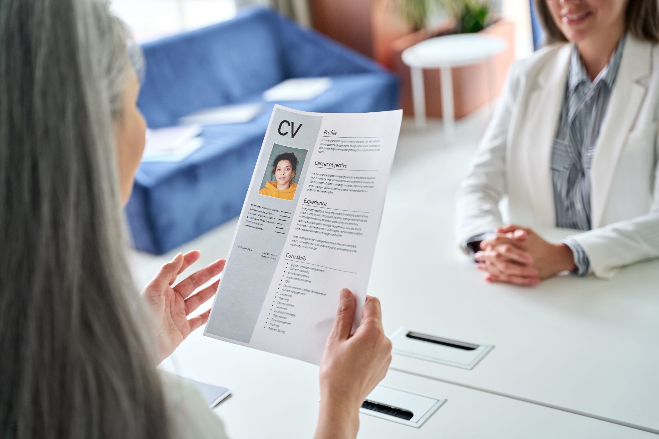 Alternance avec INEAD, école en ligne. Jeune femme lisant un CV