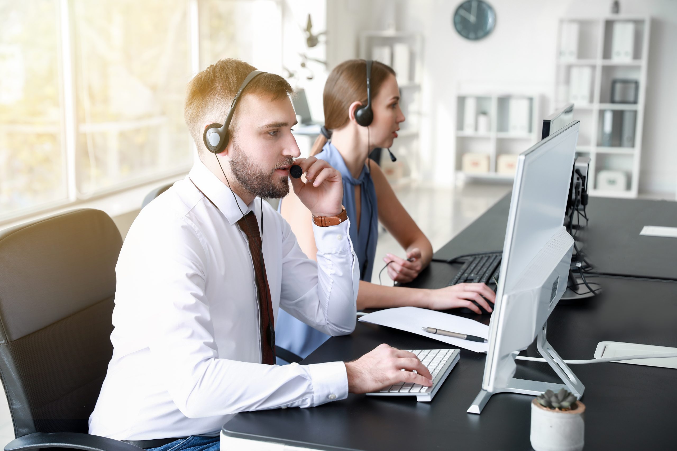 Présentation INEAD, école en ligne. Conseiller en formation ou en relation entreprise en appel téléphonique avec des candidats.