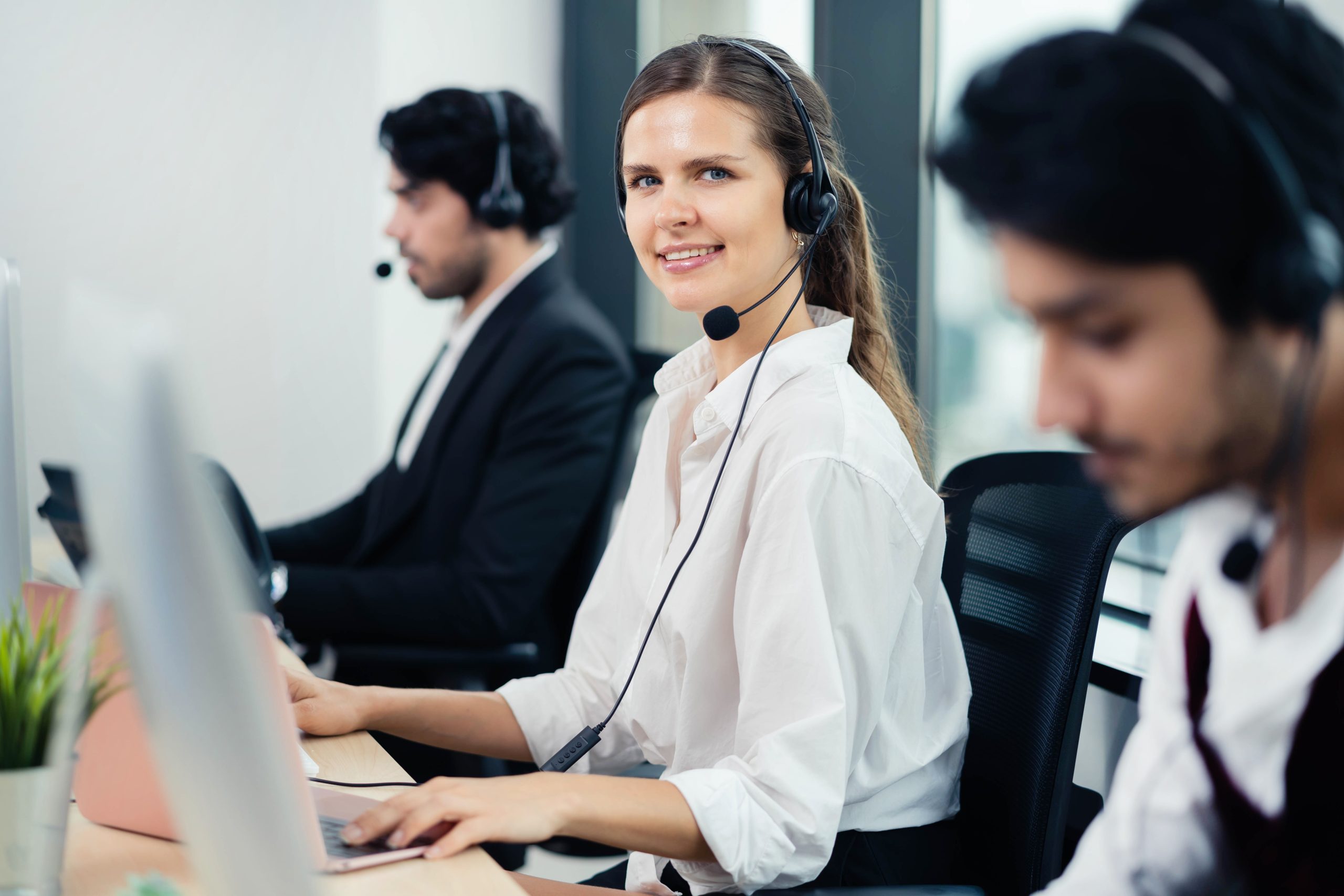 INEAD, école 100% en ligne. INEAD vous recontacte pour vous délivrer les informations (financements, accompagnement, formation, autres) dont vous avez besoin. Photo d'une femme avec casque de téléphonie.