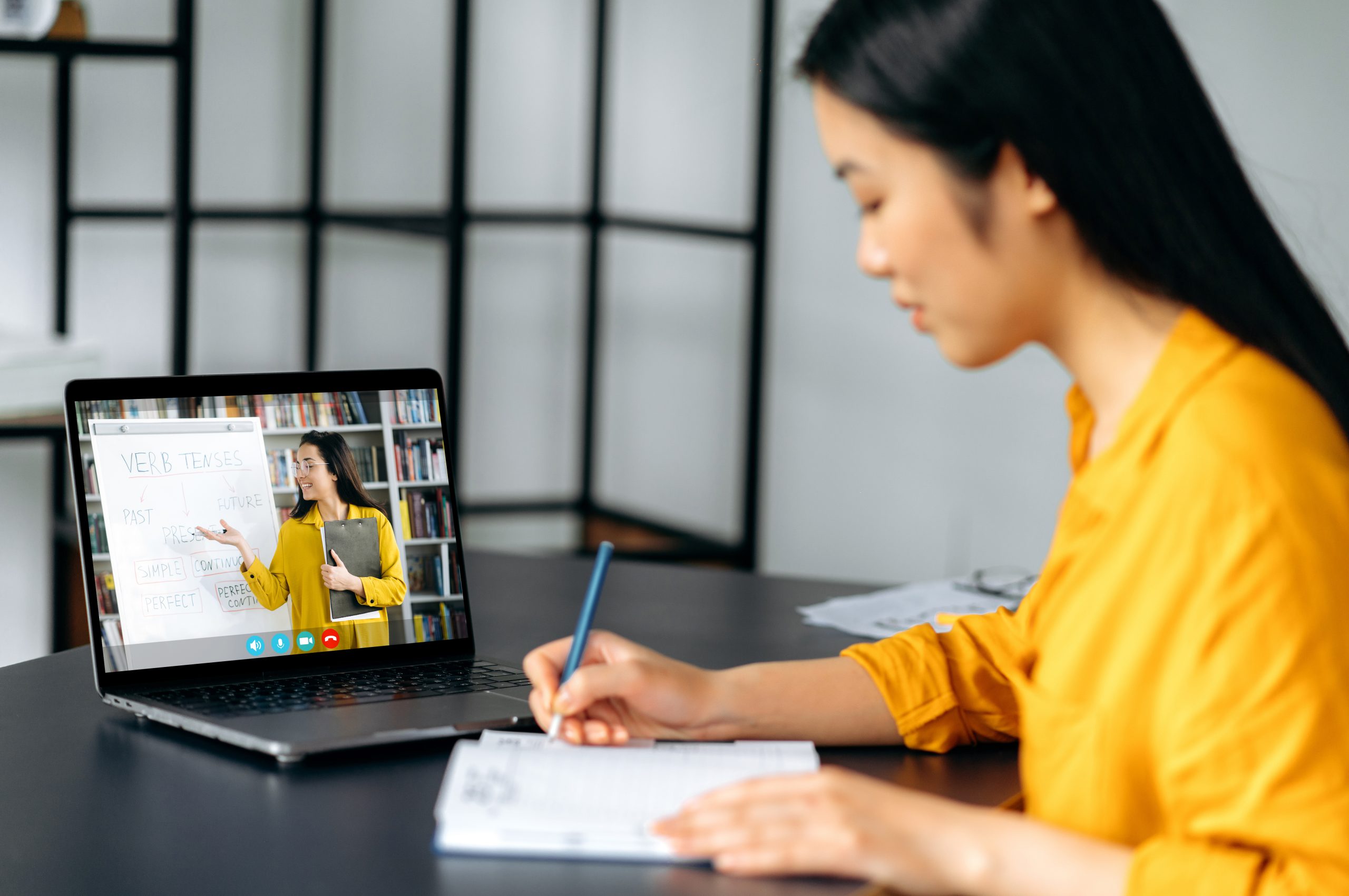 INEAD, école en ligne. Présentation Groupe Skolae. Jeune-femme suivant un cours en e-learning sur son ordinateur.