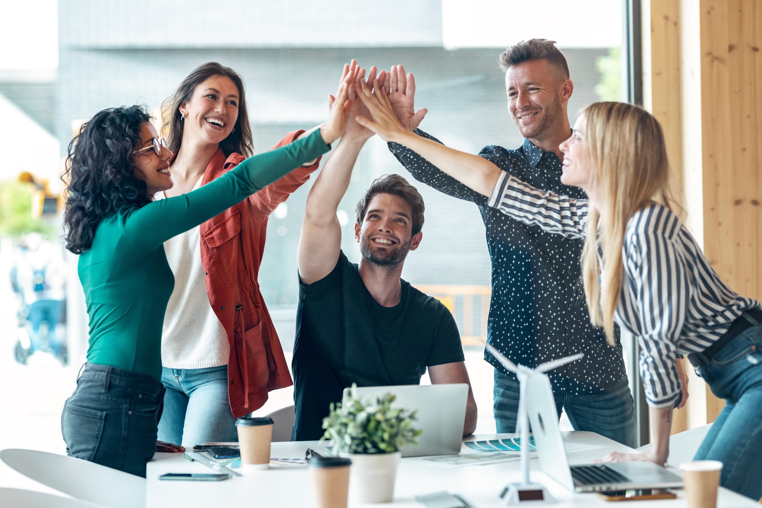 Rejoindre INEAD, aventure humaine et inspirante. INEAD, organisme de formation à distance. Équipe célébrant un succès en se tapant les mains.