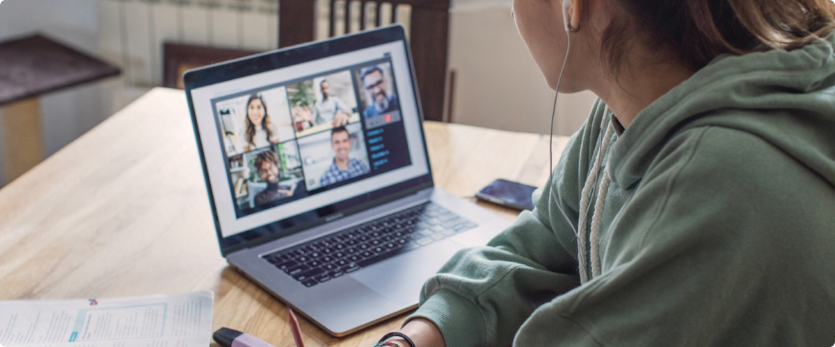 Indicateurs de performance des apprenants chez INEAD. Jeune fille suivant son cours en ligne via une visioconférence sur son ordinateur portable. 