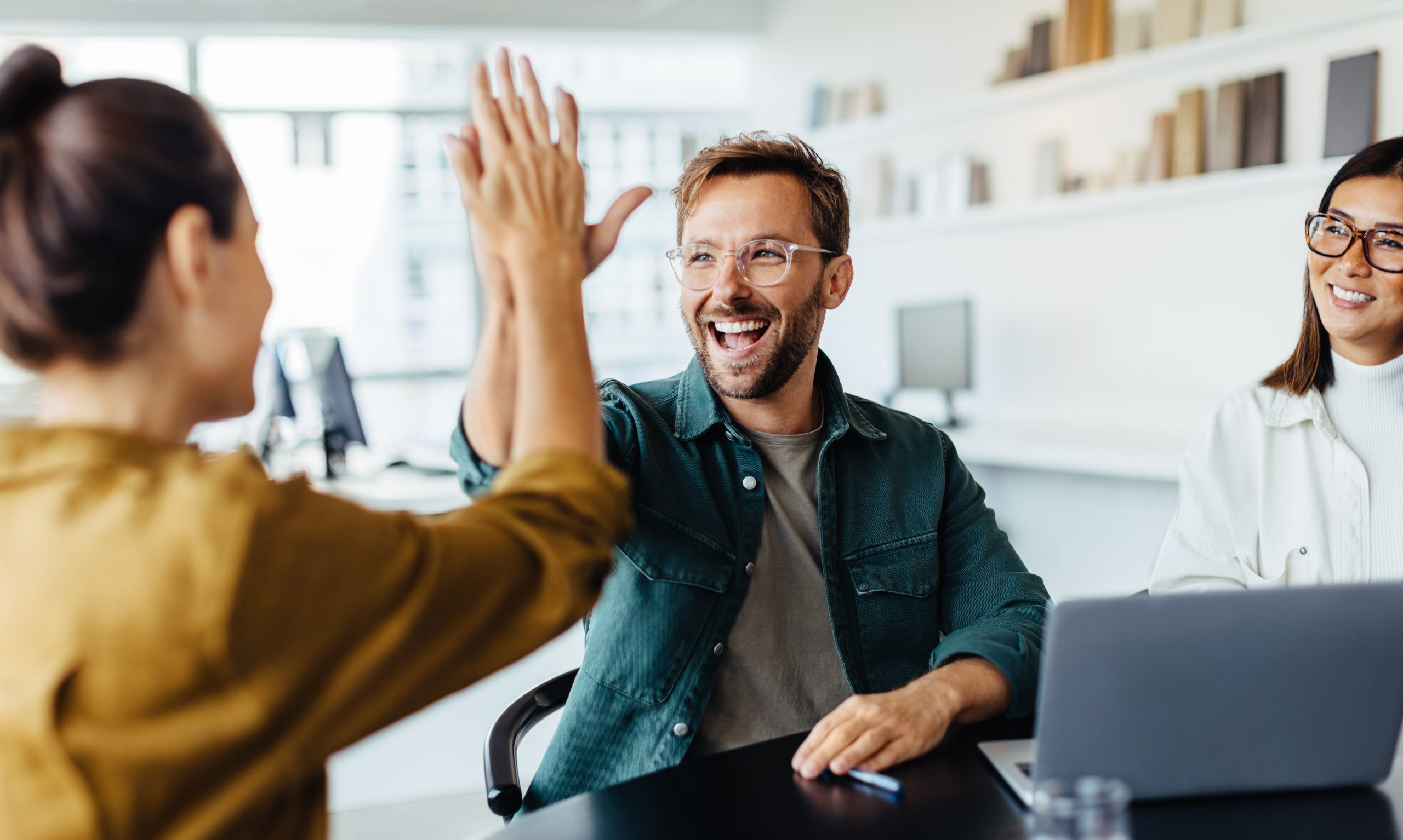 Indicateurs de performance des apprenants chez INEAD. Équipe célébrant un succès.