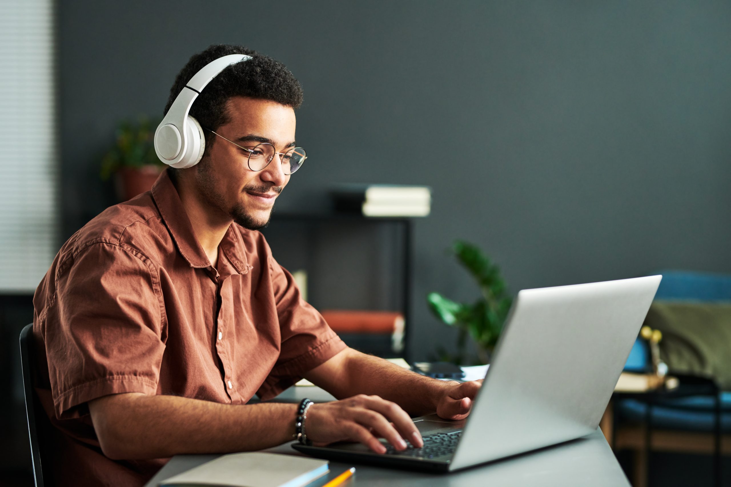 INEAD, école 100% en ligne, vous accompagne dans la Validation des Acquis pour Intégrer un Titre (une certification professionnelle) et obtenir ce diplôme reconnu. Photo d'un homme suivant un cours en e-learning.